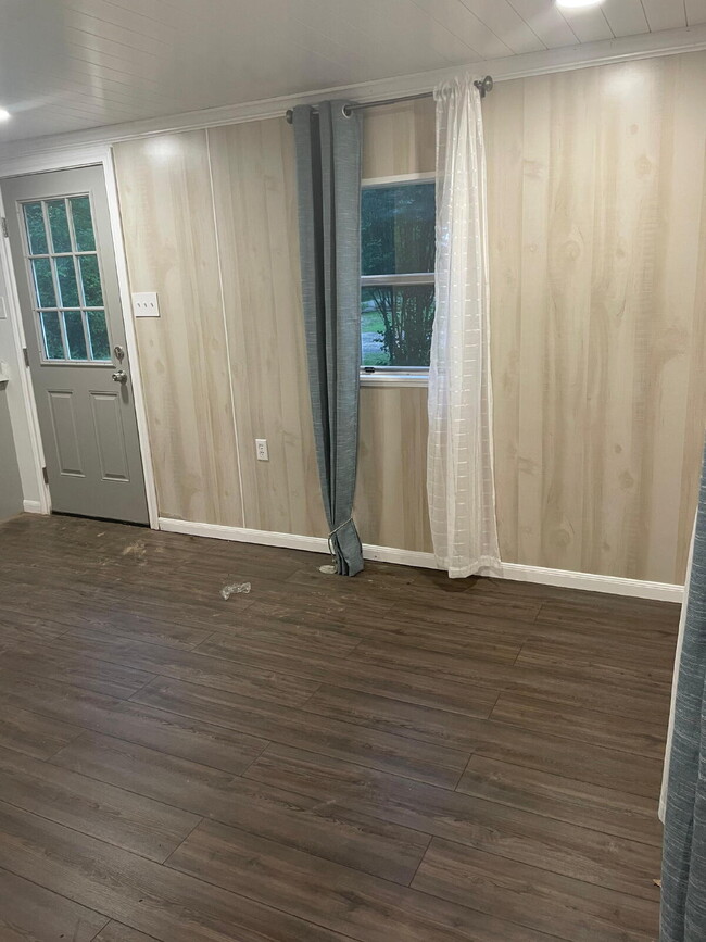 Building Photo - Cozy 1-Bedroom Retreat with Full Bath in L...