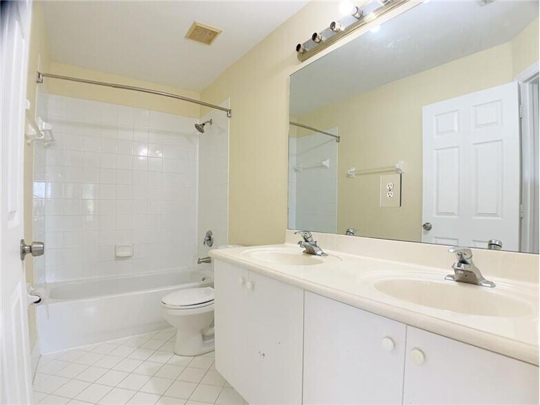 Building Photo - 5152 Woodfield Way