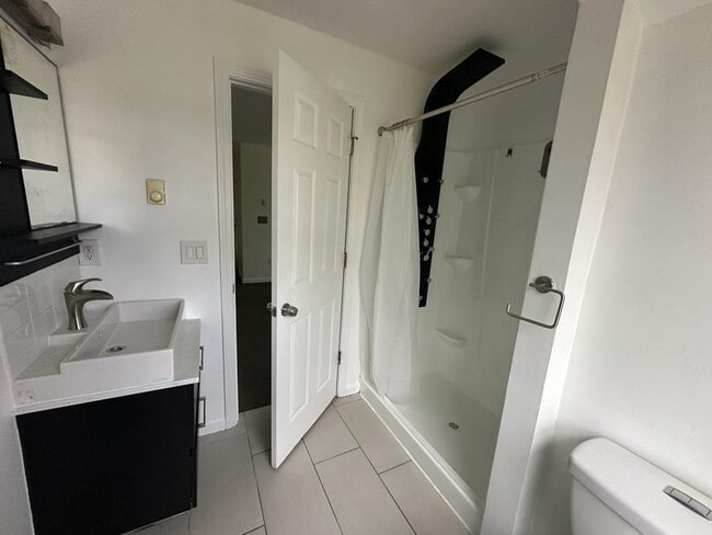 Building Photo - 18 Hazel St