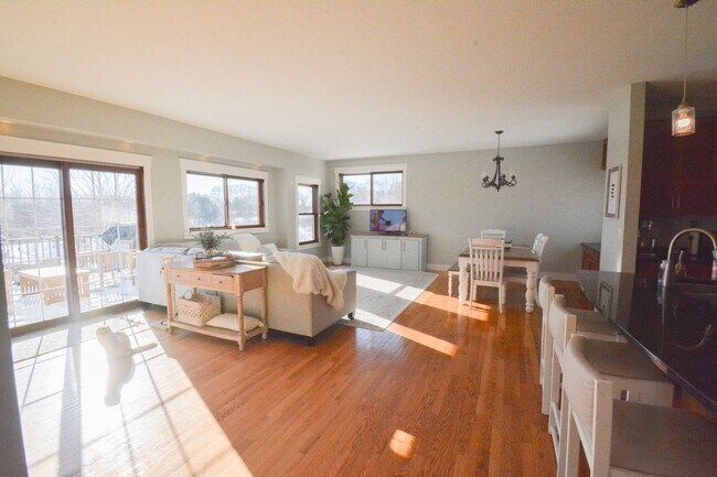 Building Photo - Updated Home with Pond Views in NW Rochester location!