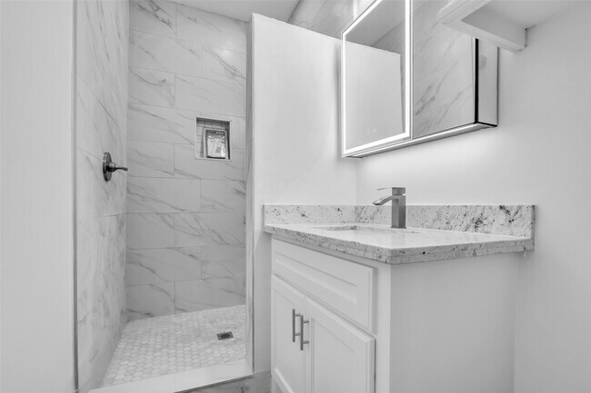 Building Photo - 611 Harvard St