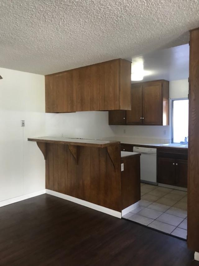 Kitchen with breakfast bar - 9659 Easter Way