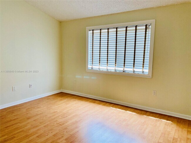 Building Photo - 6225 SW Kendale Lakes Cir