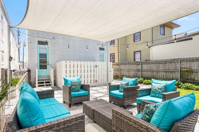 Building Photo - 2434 Valence St