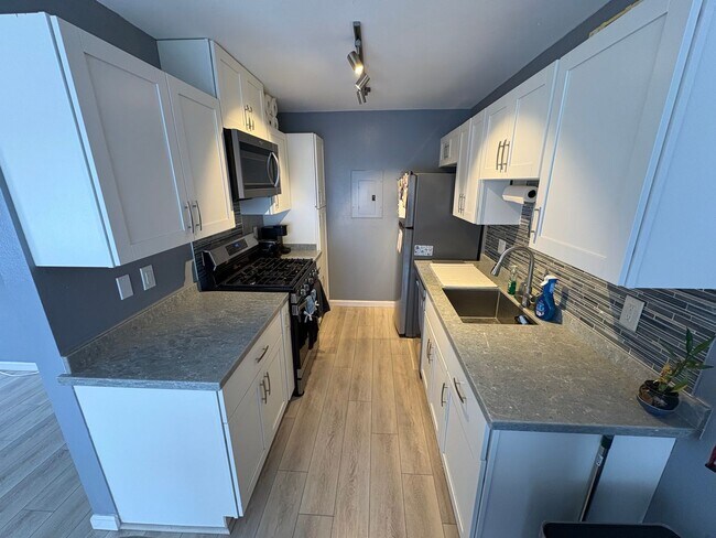 Building Photo - Remodeled 2/1.5 with AC in Palm Villas!