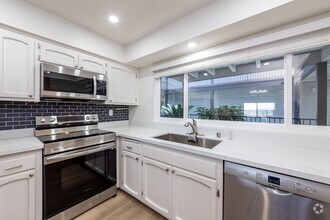 Building Photo - Beautiful 55+ Condo in Oceanside!