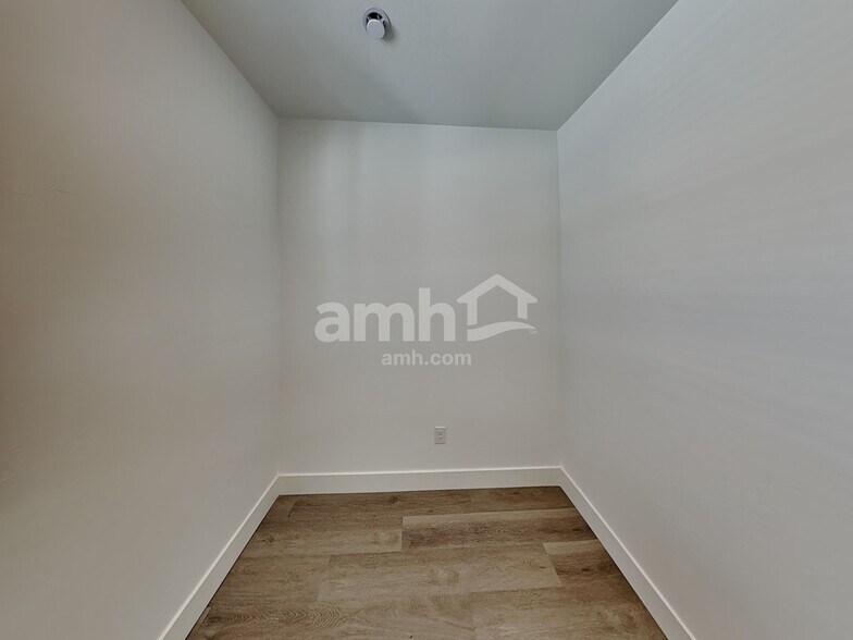 Building Photo - 9604 Harkes Dr
