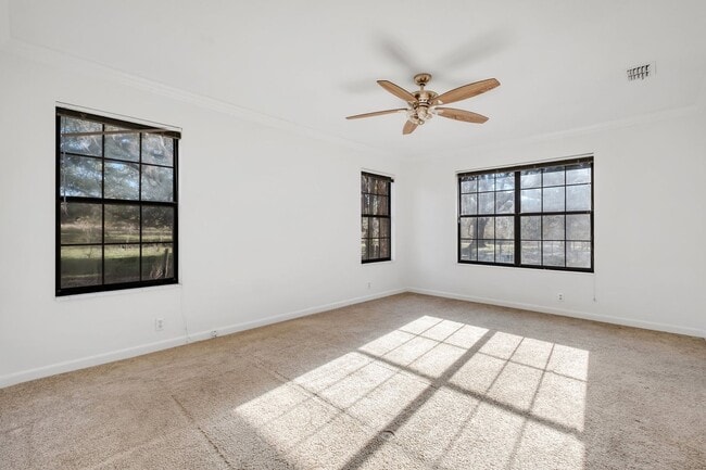 Building Photo - 5 bed 2.5 bath home with acreage