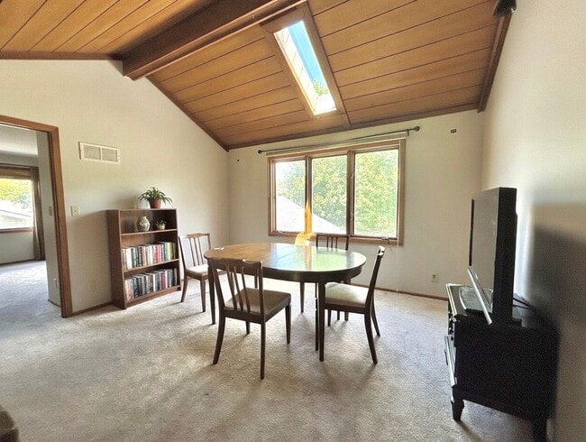 Building Photo - Entertainers dream in the heart of Eden Prairie! 3000+sf, updated, beautiful yard!!