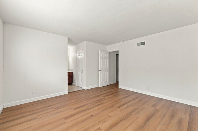 Building Photo - 560 Glenburry Way