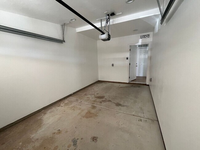 Building Photo - Gorgeous fully remodeled centrally located 3 bedroom home.