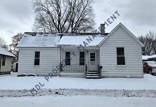 Building Photo - 2 Bedroom Spacious House
