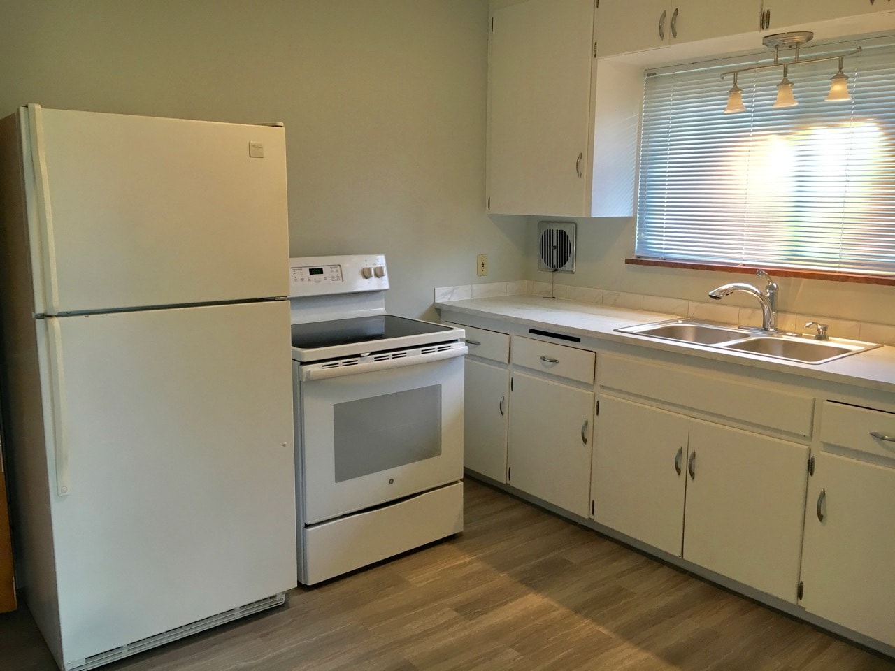 kitchen - 1822 Jackson Ave
