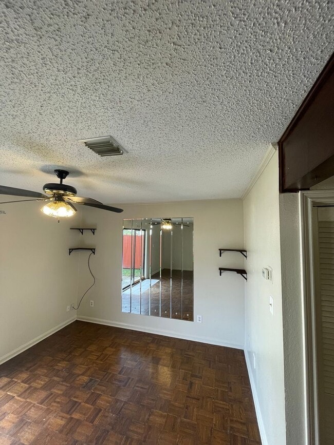 Building Photo - 2 bedroom 1 1/2 bath condominium