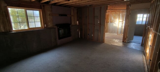 Building Photo - Spacious single family home in a quiet neighborhood