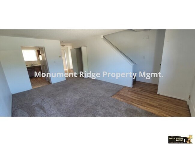 Building Photo - Available Now! Split-level 2 bed 1 bath Cl...