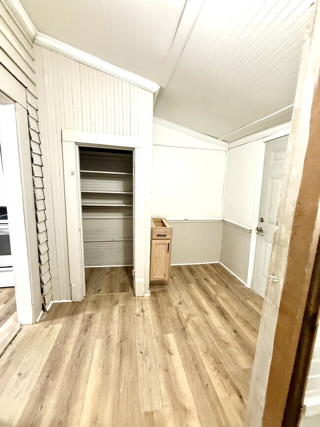 Building Photo - 410 Law St