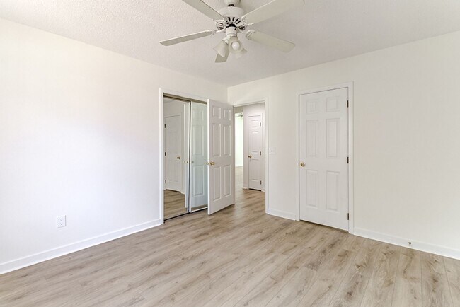 Building Photo - Lovely Town Home in Inland Greens