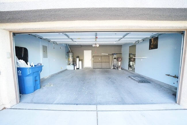 Building Photo - Showings Available NOW