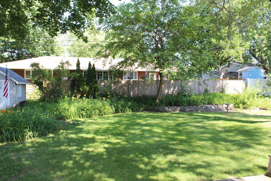 Building Photo - 6005 Birchcrest Dr