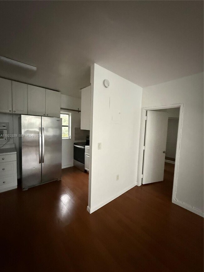 Building Photo - 10281 E Bay Harbor Dr