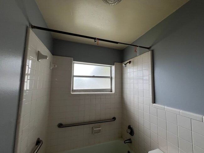 Building Photo - 2/1 Duplex