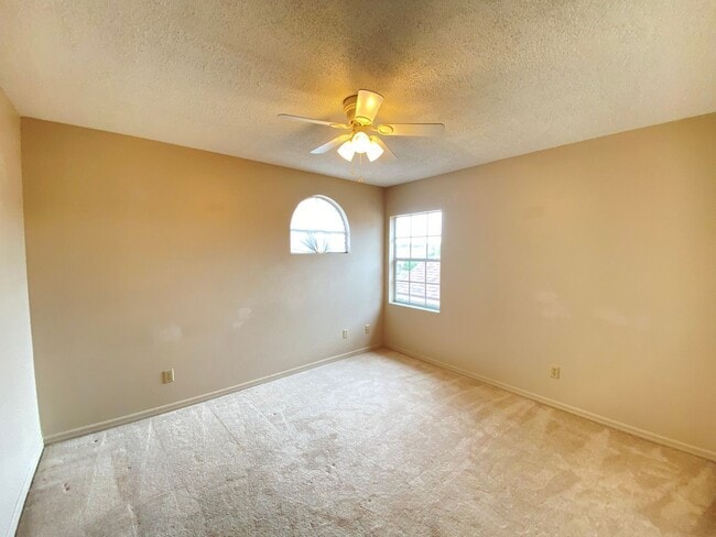 Building Photo - 3708 Molona Dr