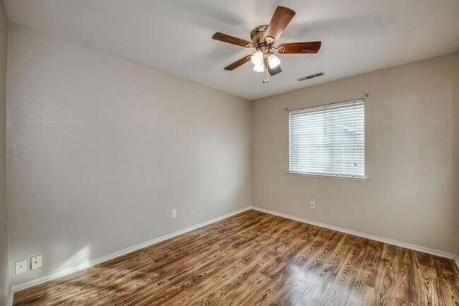 Building Photo - Spacious 5 Bedroom Clovis Home