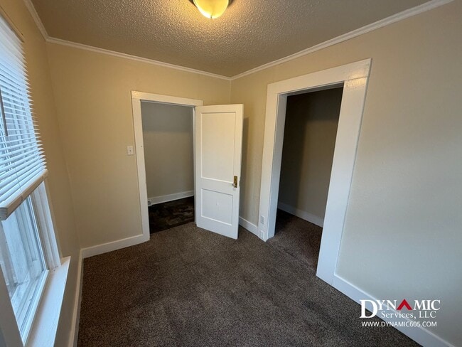 Building Photo - 4+ Bedroom, 2 Bath House By Augustana and USF