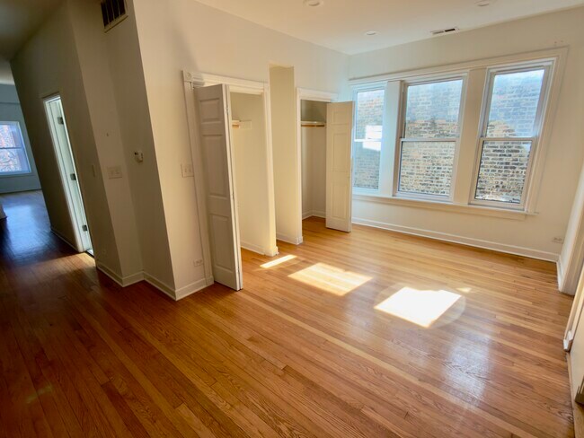 Building Photo - 4724 N Troy St