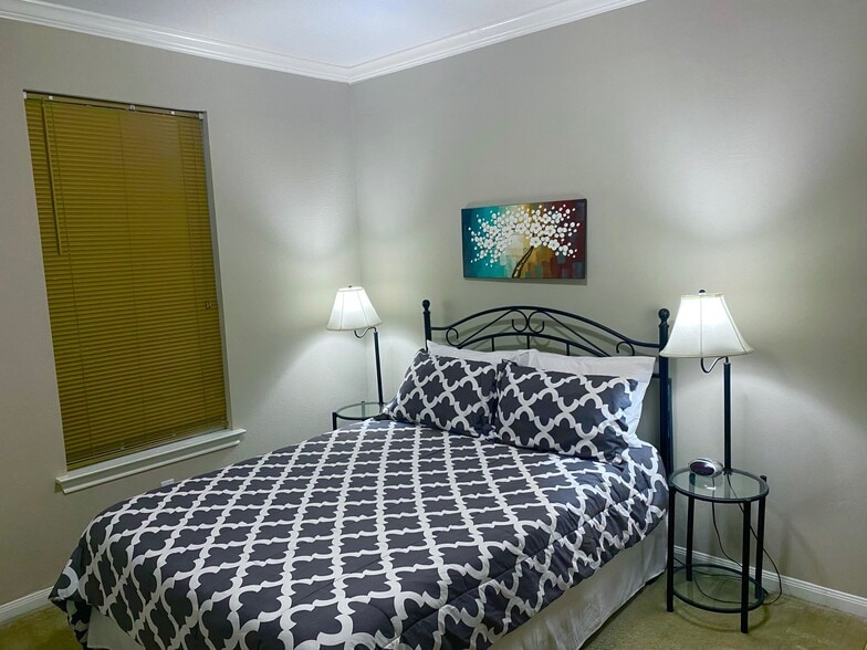 Building Photo - 1404 April Villa W