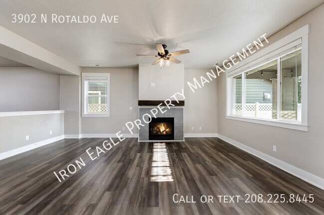 Building Photo - 3902 N Rotaldo Ave