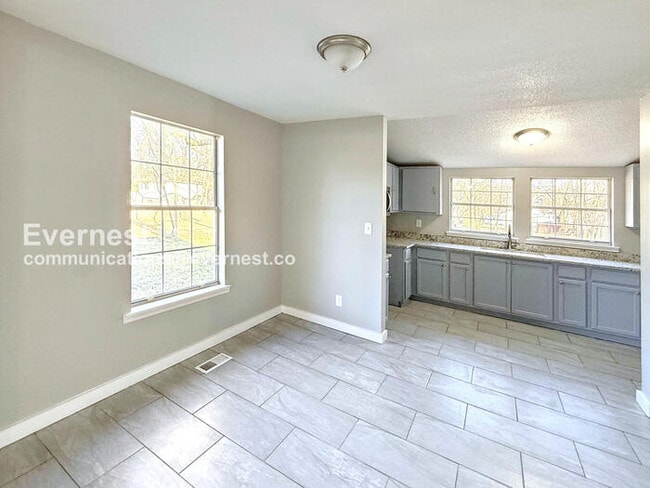 Building Photo - Limited Time Special Offer - Split your security deposit payment. 3 Bed/1 Bath Home with Fenced Y...