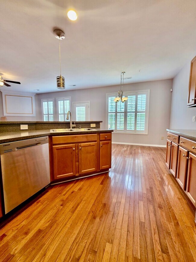Building Photo - Elevated Four Bedroom in Rivertowne Countr...