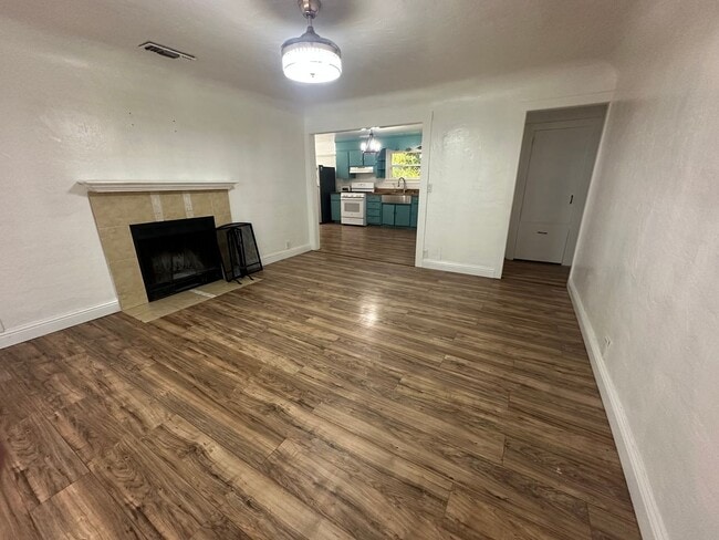 Building Photo - 301 Ainsley Ave