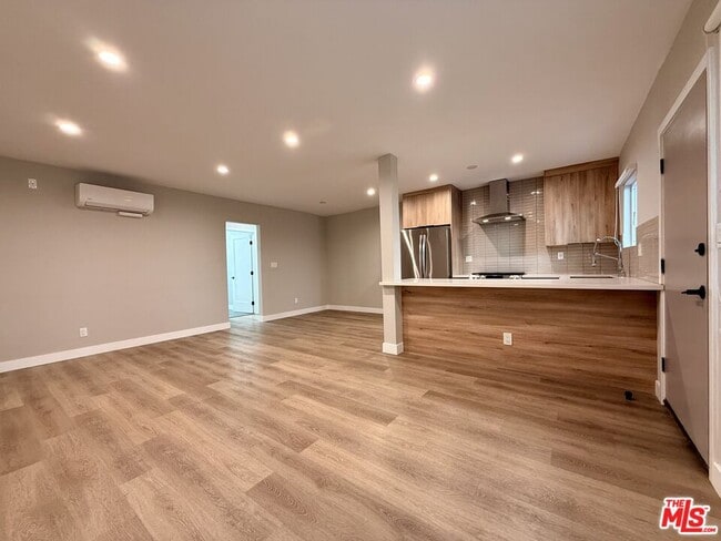 Building Photo - 1307 Tamarind Ave