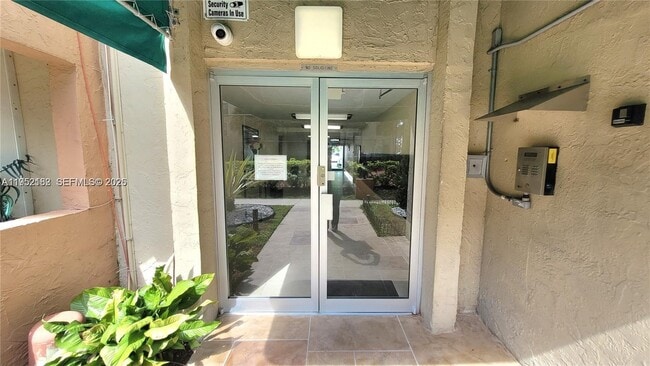 Building Photo - 9360 Fontainebleau Blvd