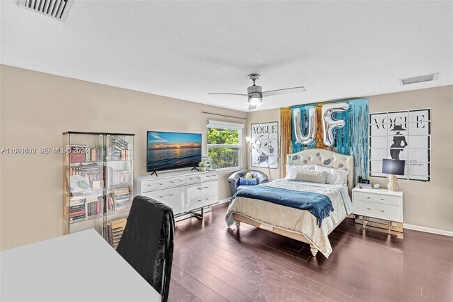 Building Photo - 3877 Bimini Ave