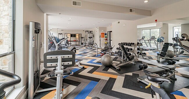 Building Photo - Prime Location, Free Move-In