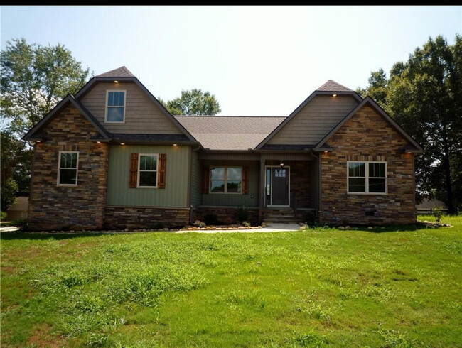Building Photo - 100 Amberwood Dr