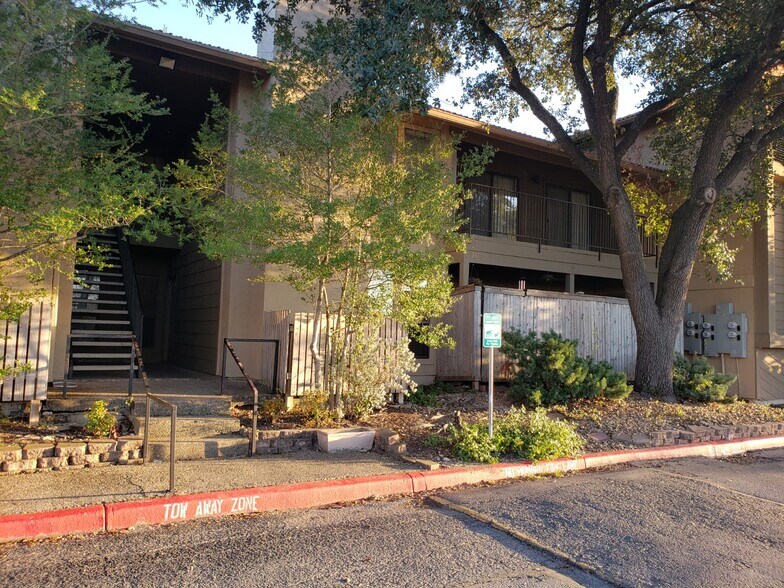 Front - 1202 Thorpe Ln