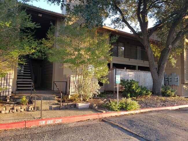 Front - 1202 Thorpe Ln