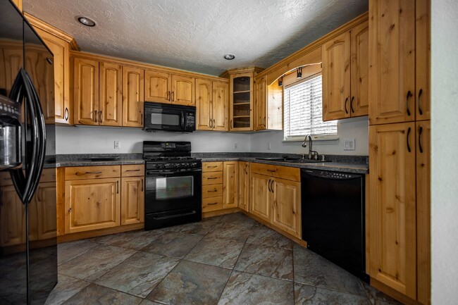 Building Photo - Charming 3 Bed, 2 Bath Home in Farmington,...