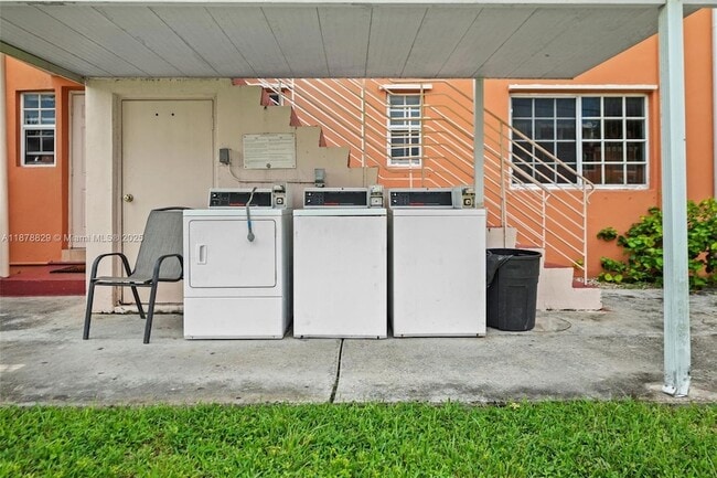 Building Photo - 3571 SW 10th St