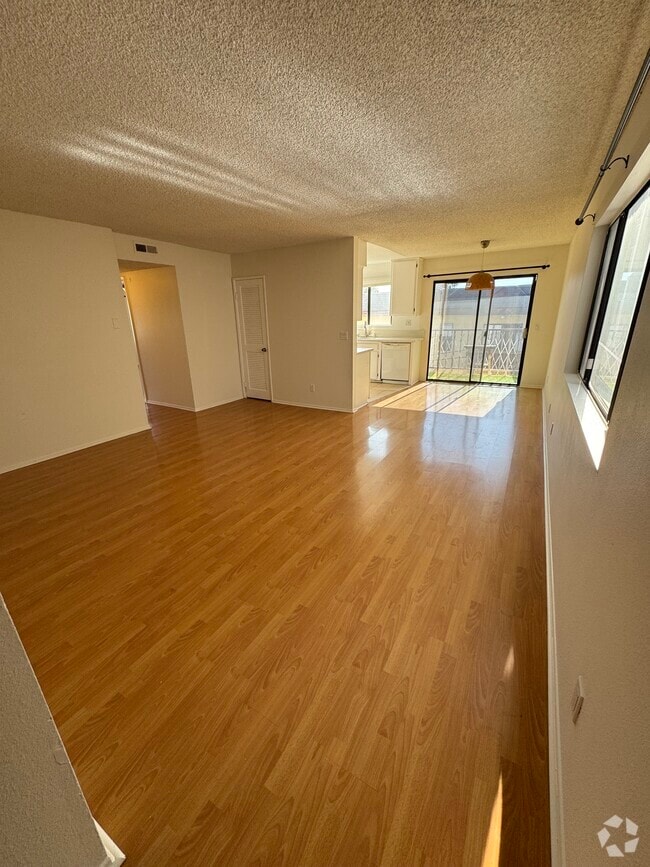 Building Photo - 1759 N Mariposa Ave