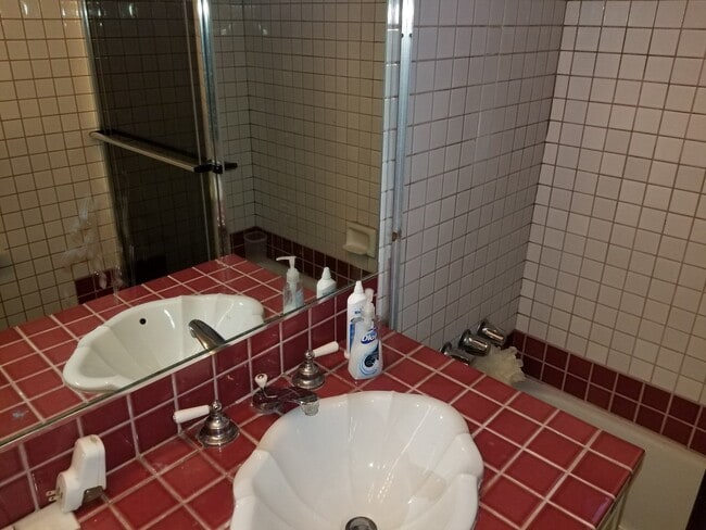 Building Photo - 2 Bedroom with 1.5 baths