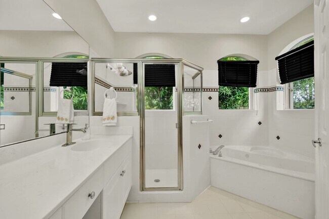 Building Photo - Elegant 4-Bedroom Pool Home in Exclusive G...