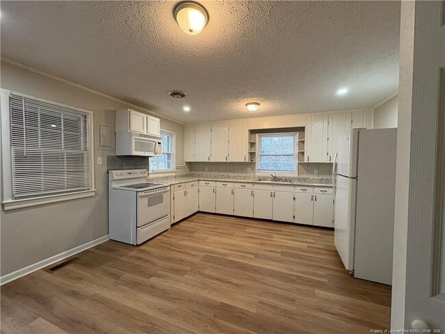 Building Photo - 3725 Sandra Dr