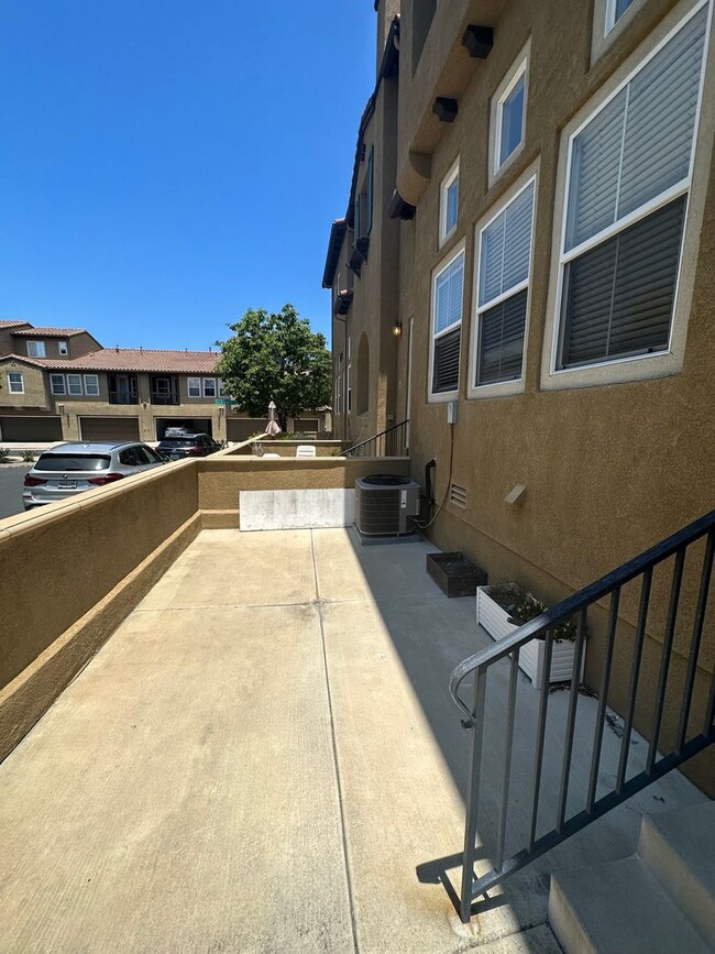 Building Photo - Stunning 3-Bedroom, 2.5-Bath Townhome in the Heart of Torrey Highlands – A Must-See!