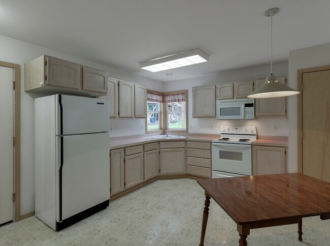 Building Photo - Charming 1 Bedroom Cottage with Attached Garage